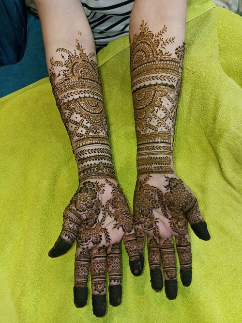 #Elegant design with Figure work.